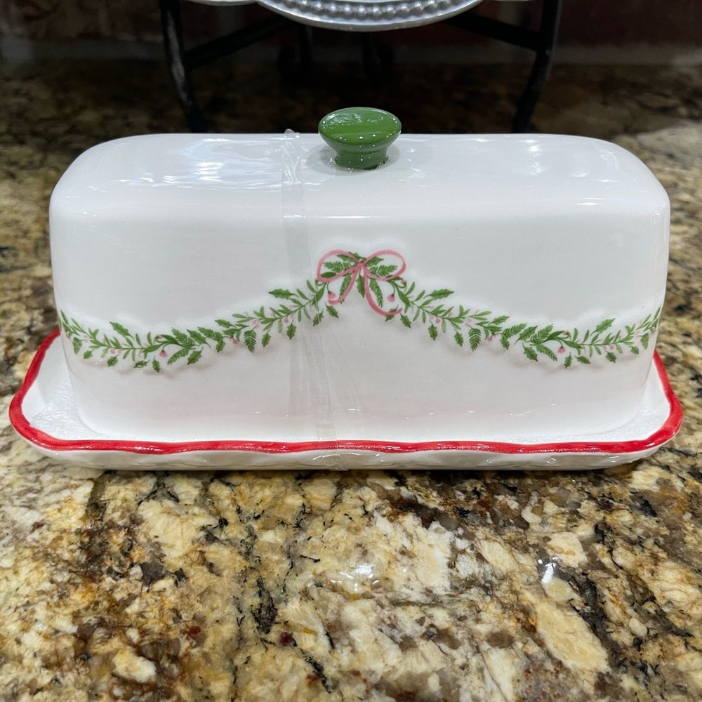 Potter’s Studio Christmas garland scalloped edge covered butter dish -Brand new!